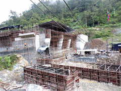 Montage du coffrage de passerelle de communication de digue-vanne