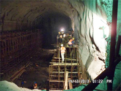 Montage du coffrage de poutre du pont roulant de l'usine